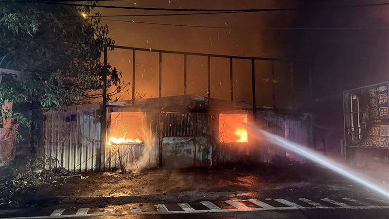 警消趕抵現場時廠房已陷入火海。(圖/翻攝畫面)