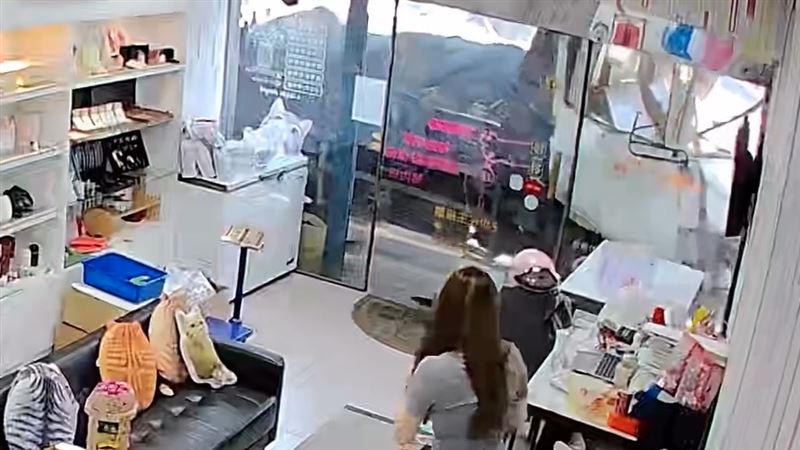 貨車突然撞進門前,店內的工作人員嚇得跳起來。(圖/朱健銘議員服務團隊提供)