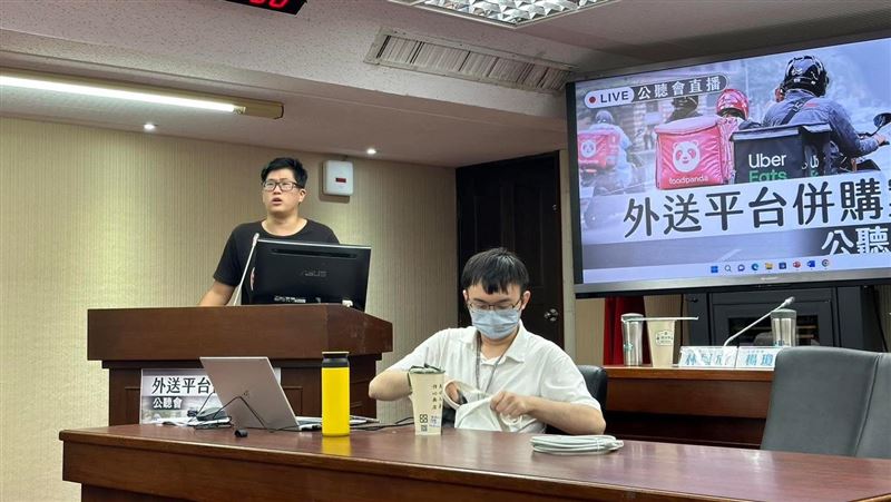台灣外送產業權益協進聯盟發言人蘇柏豪呼籲,政府應嚴格審查這起收購案,以維護外送員相關權益。(圖/翻攝畫面)