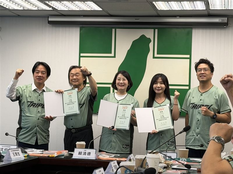 王世堅(左二)證實接任沈伯洋(右一)競總副主委。(圖/翻攝自王世堅臉書)