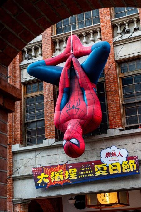 蜘蛛人倒掛於迪化街十連棟街廓,以經典姿態守護大稻埕百年街區。(圖/主辦單位提供)