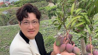 妻遭控帶兒亂小便　歌王退演藝圈首現身