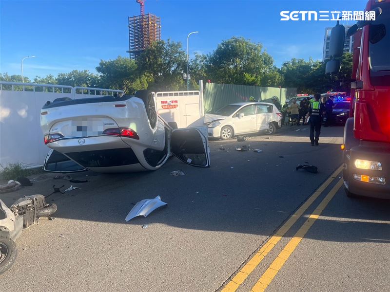 台中北屯區旱溪東路發生嚴重車禍，轎車衝撞機車及路邊停車，害騎士命危。（圖／翻攝畫面）