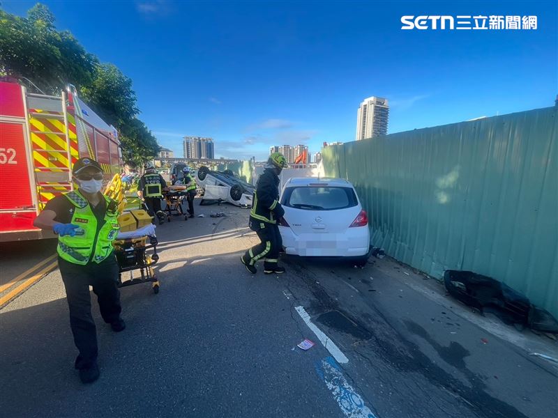 騎士被壓在車底，救出時已無生命跡象。（圖／翻攝畫面）