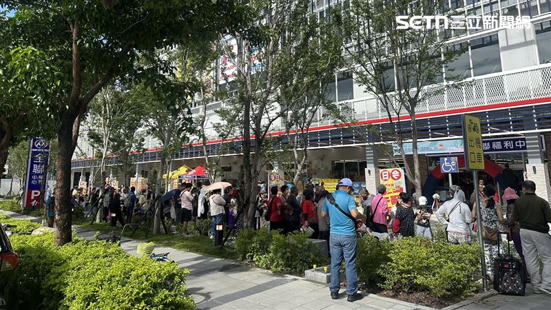 直擊／「全台最大間全聯」開幕人潮爆！