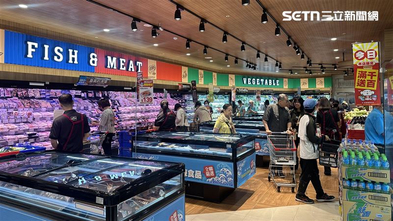 全聯進德店開幕首日祭出生鮮買1送1、10元盒裝蛋、消費滿額贈優惠。(圖／讀者提供）