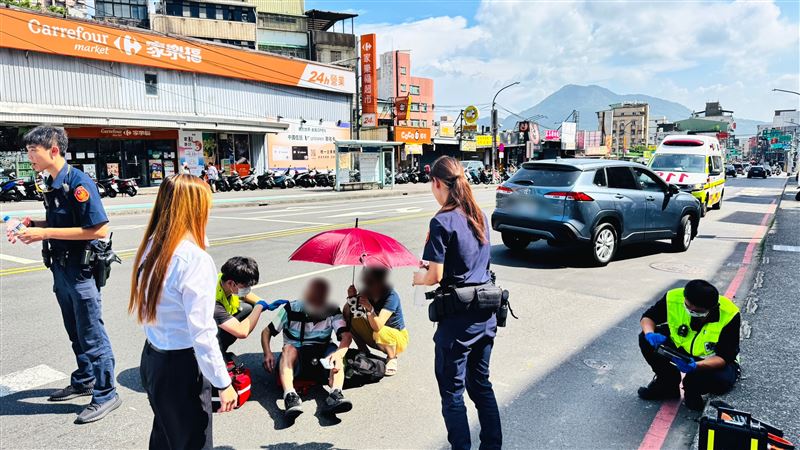 警方接過商家提供的礦泉水給老翁。（圖／翻攝畫面）