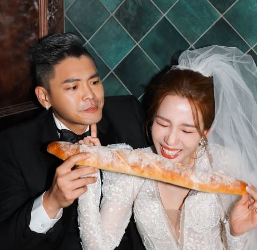 愛雅（舊藝名：張艾亞）2022年與交往多年的圈外好友結婚，2024年補辦婚禮，並於2025年8月迎來兒子「跳跳」。（圖／翻攝自愛雅IG）