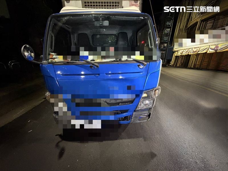 猛烈撞擊導致小貨車右前車頭凹陷。（圖／翻攝畫面）