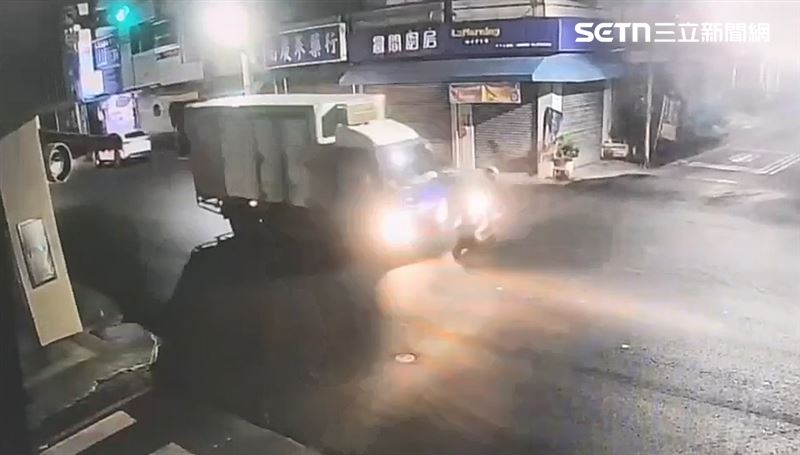 台中太平區發生嚴重車禍，30歲女騎士闖紅燈挨撞，頭部重創命危。（圖／翻攝畫面）