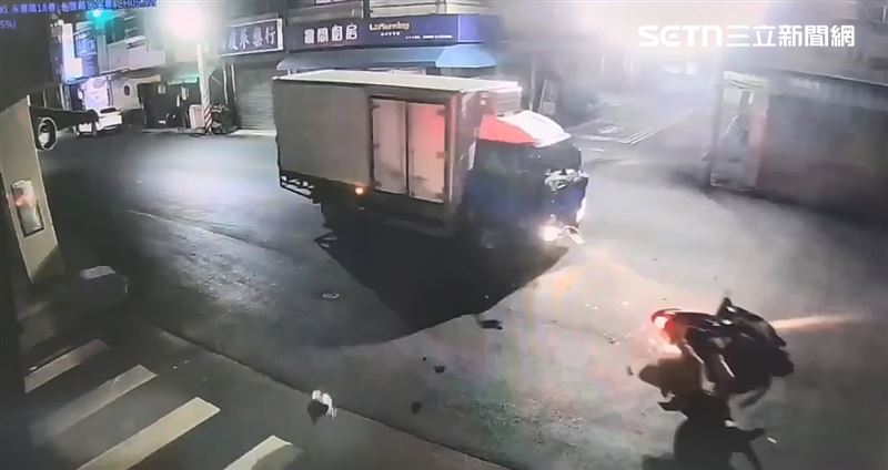 女騎士巷口闖紅燈，與綠燈直行的小貨車發生碰撞。（圖／翻攝畫面）