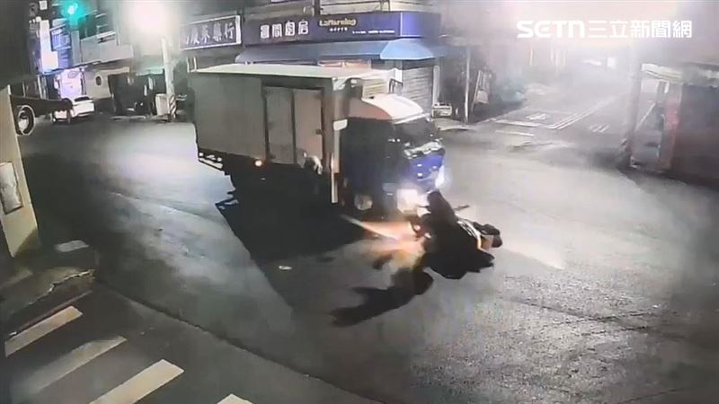 台中女騎士半夜闖紅燈挨撞！頭部重創命危