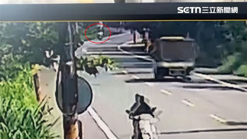 監視器拍下驚悚瞬間。（圖／翻攝畫面）