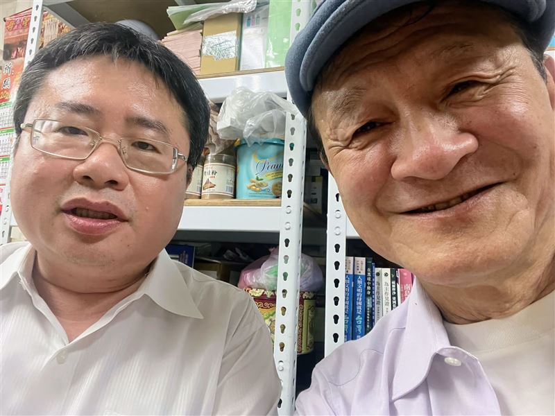 陳慕義驚喜同框矢板明夫,發文還原兩人對話內容。(圖/翻攝自陳慕義臉書)
