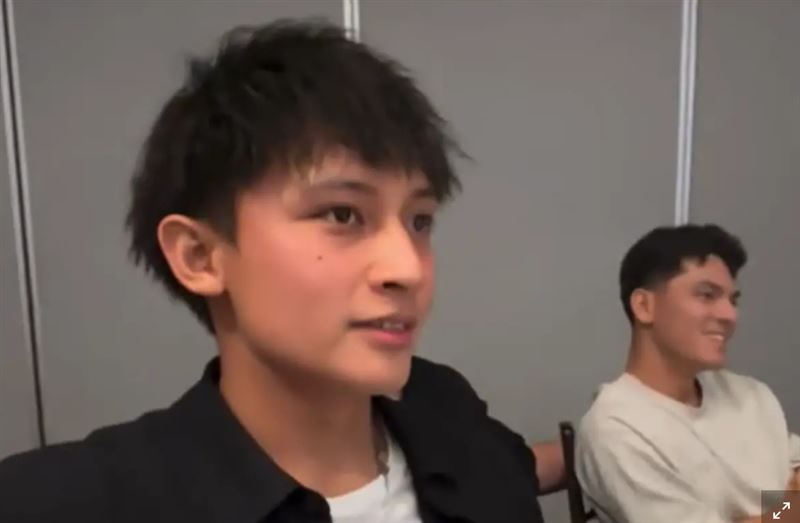 林襄在台上表演時，馬傑森（左）坐在下面看得入神，被林子崴抓包後。（圖／林子崴Threads@ltw_0322）