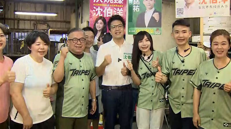 沈伯洋萬華掃街,攤商開心與他和議員們合照,高喊「沈伯洋凍蒜」。(圖/翻攝畫面)