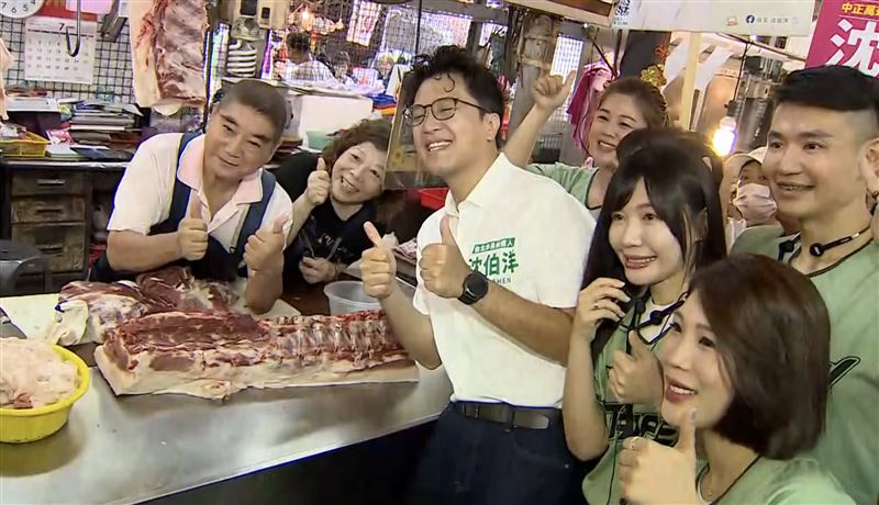 沈伯洋萬華掃街,攤商開心與他和議員們合照。(圖/翻攝畫面)