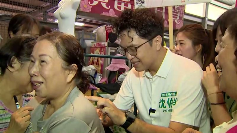 沈伯洋萬華掃街,還有民眾要沈伯洋在衣服上簽名。(圖/翻攝畫面)