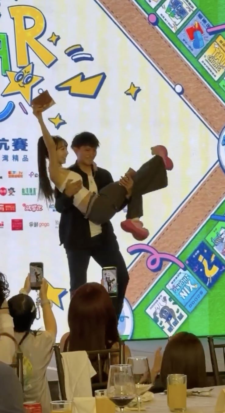 林襄與馬傑森上演公主抱，馬傑森手的位置意外成為焦點。（圖／翻攝自蔡其昌Threads）