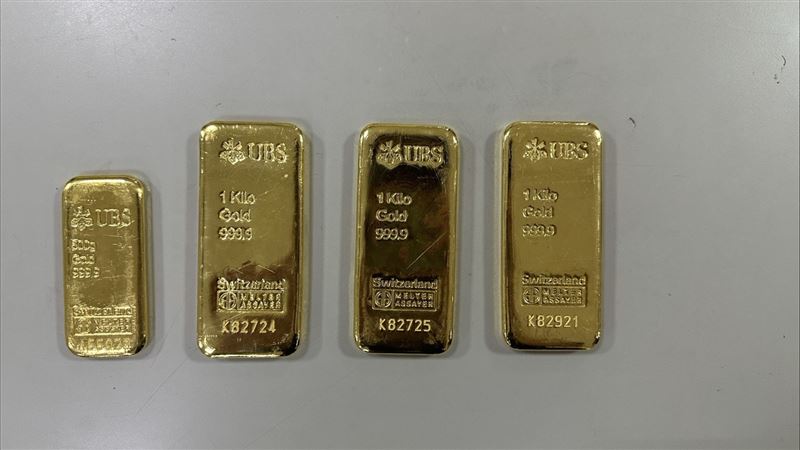 車手身上查扣的黃金條塊。（圖／翻攝畫面）
