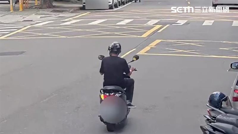 顧男在天母搶奪田婦的LV包後騎車逃離現場。（圖／翻攝畫面）