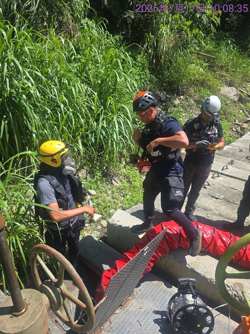 救援人員引水改道、降低水流量，從涵洞中救出李男遺體。（圖／松東隆提供）