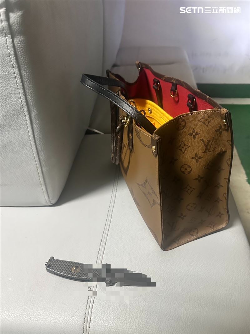 顧男在天母搶奪田婦的LV包後騎車逃離現場。（圖／翻攝畫面）