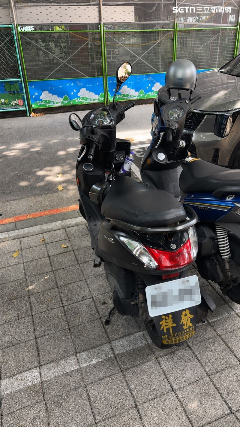 顧男在天母搶奪田婦的LV包後騎車逃離現場。（圖／翻攝畫面）