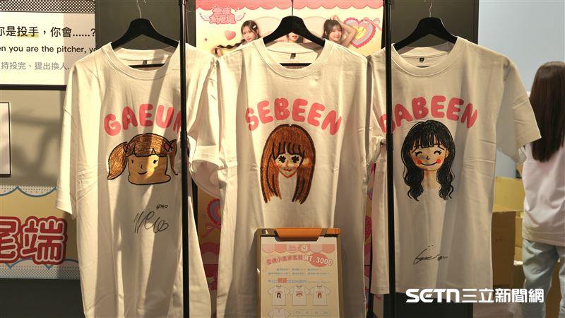 「金佳好厝邊」推出的3000元禮包會隨機贈送1件簽名T-Shirt。(圖/記者劉彥池攝影)
