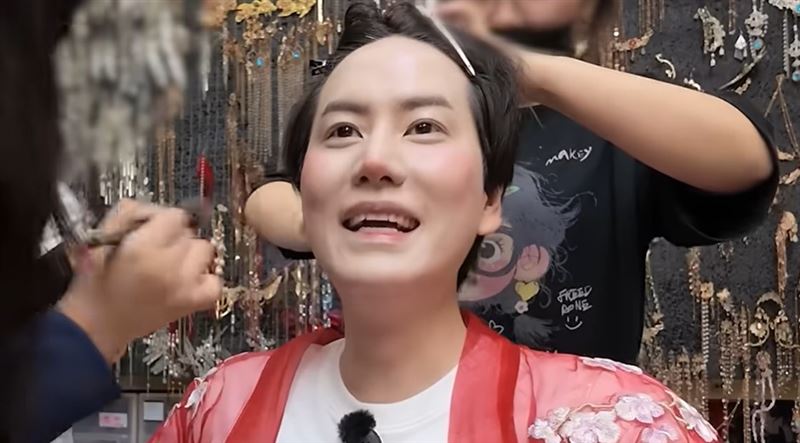 圭賢還用中文問:「韓國人都來嗎?中國人不來嗎?」得知近年不少韓國旅客專程體驗,甚至男性也不少後,讓圭賢露出驚訝表情。(圖/翻攝自규현 KYUHYUN YT)