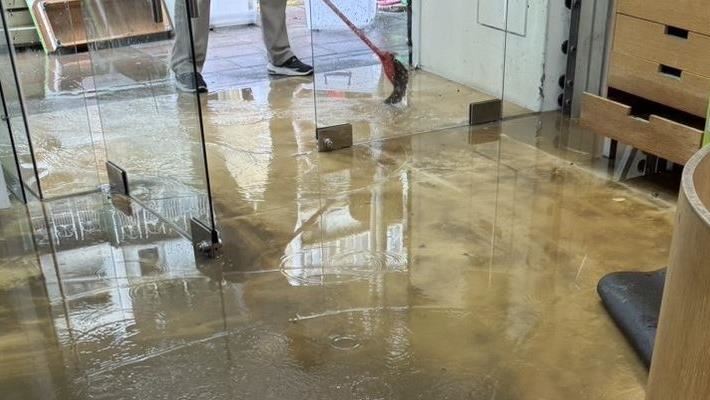 近年全台各地淹水狀況頻傳,信義居家提醒,災後清理前應先留意建物、用電、瓦斯等安全問題,清理時也要防止自身感染病菌,有必要時應請專業人員協助,切勿以身犯險。(圖/信義居家提供)