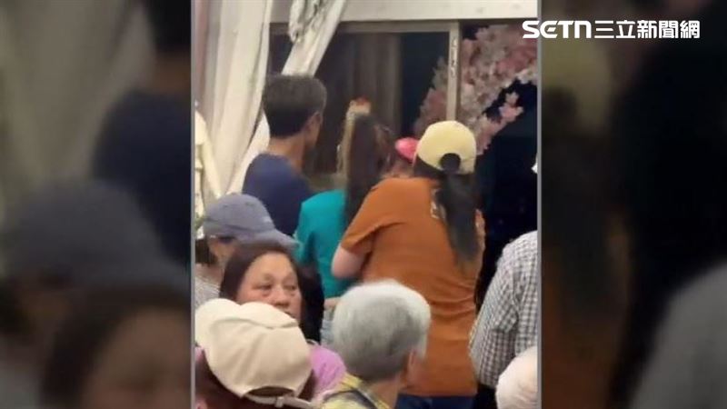 花蓮光復鄉舉辦洪災感恩餐會卻鬧出插曲,國民黨光復鄉長參選人鍾玉清不顧工作人員勸阻,多次強硬闖入會場發傳單