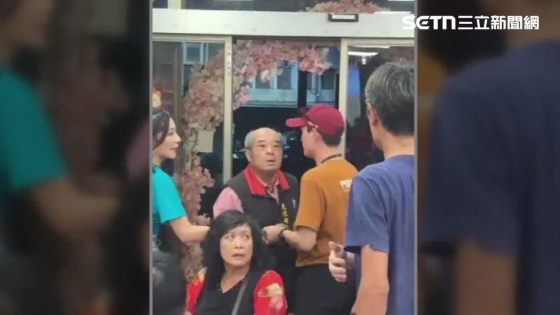 鍾玉清更是拿起板凳作勢攻擊