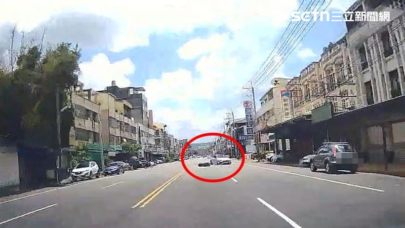 彰化埔心鄉中正路發生嚴重車禍,賓士轎車與機車碰撞,女騎士噴飛1層樓高,重傷昏迷。(圖/翻攝畫面)