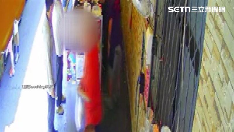 口袋掉錢老翁秒撿走　監視器全拍下慘了