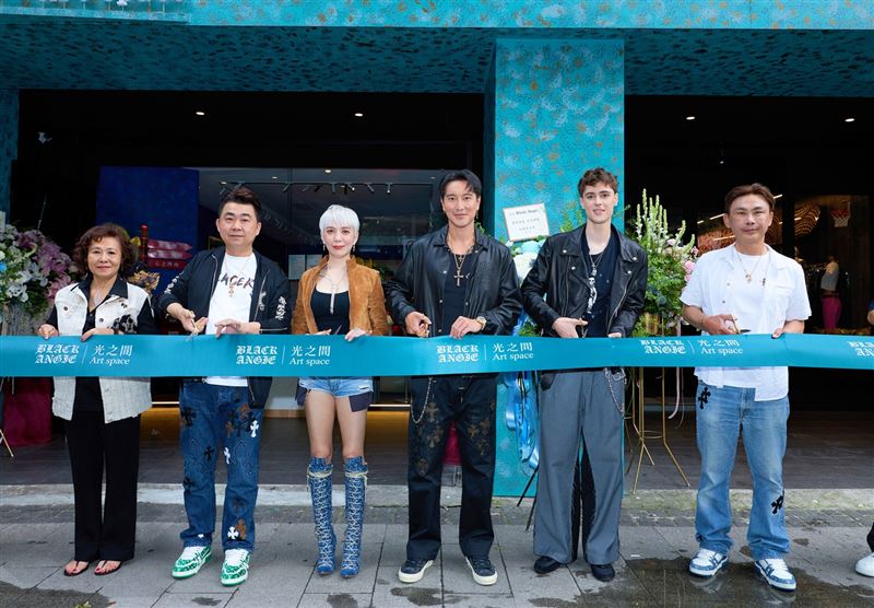 全新藝術潮流複合空間開幕,CEO Alan(左二起)、主理人Angie、王陽明等人剪綵。(圖/光之間 Art Space 提供)