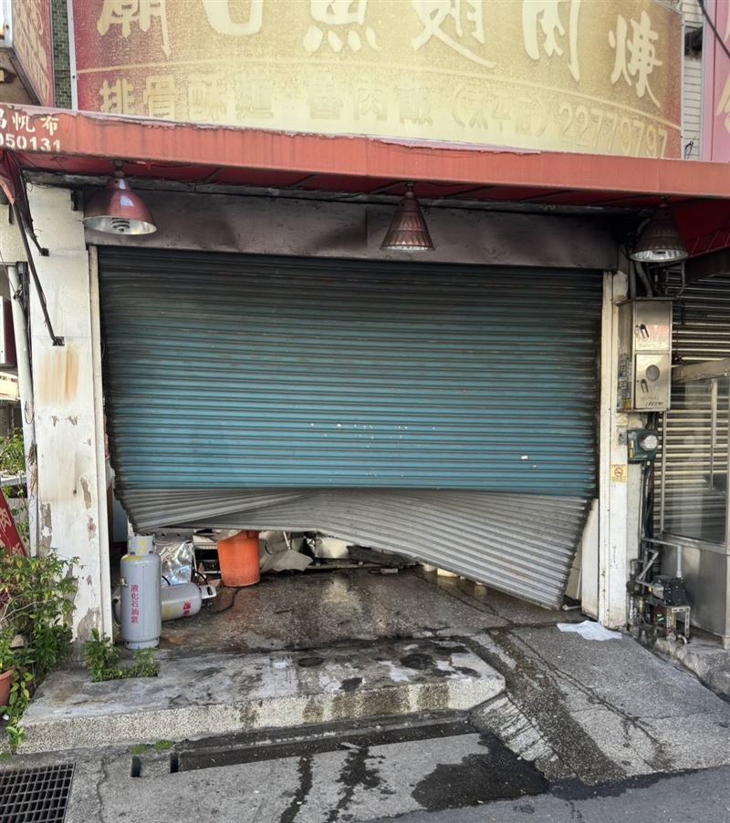 台中BMW一路爆衝!71歲阿北「撿手機」失控撞進肉羮店:願賠償店家財損(圖/翻攝畫面)