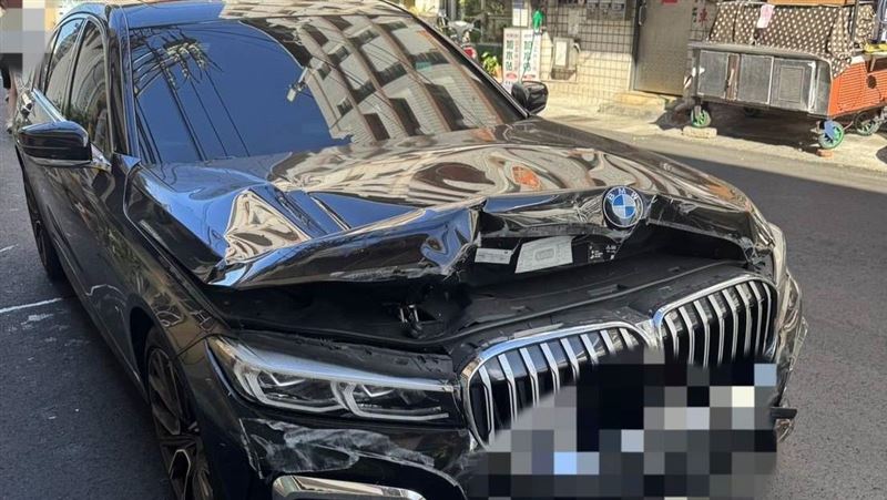 台中BMＷ爆衝！71歲阿北失控撞進肉羮店