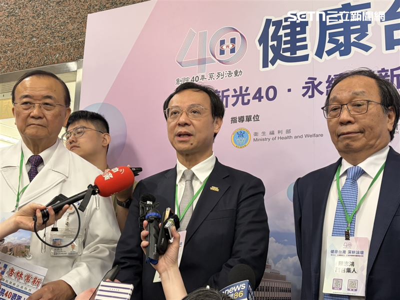 對於毒油案,衛福部長石崇良(中)表示擬將檢驗實驗室納入管理,未來一旦發現異常檢驗結果,須在24小時內主動通報主管機關。(圖/記者簡浩正攝影)