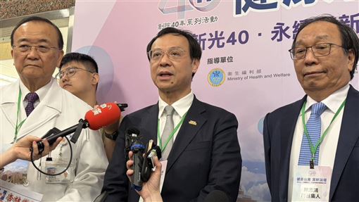 對於毒油案，衛福部長石崇良（中）表示擬將檢驗實驗室納入管理，未來一旦發現異常檢驗結果，須在24小時內主動通報主管機關。（圖／記者簡浩正攝影）