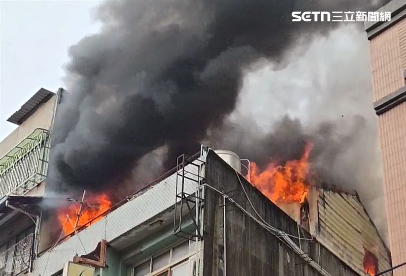 彰化市永樂街民宅大火,屋主兒受困火場喪命。(圖/翻攝畫面)