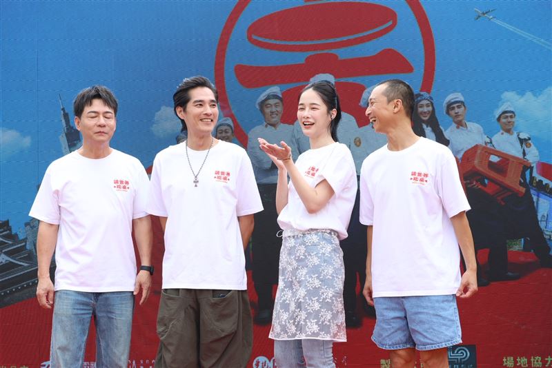 陳隨意(左起)、千千、藍正龍跟浩子今出席節目辦桌活動。(圖/記者鄭孟晃攝影)