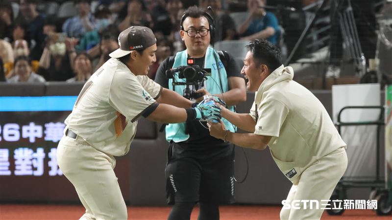 平野遞水真跌倒　「好渴」才偷喝王政順水