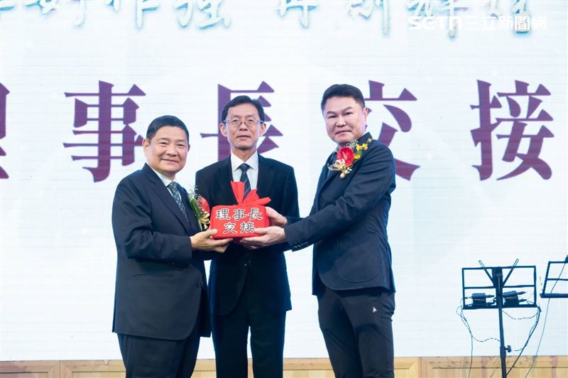 高雄國際鋼鐵經營協會35週年，新舊任理事長交接曝未來願景。（圖／翻攝畫面）