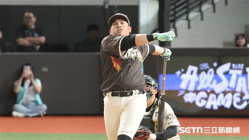 力拚全壘打大賽連霸　曾頌恩狂敲12轟晉級