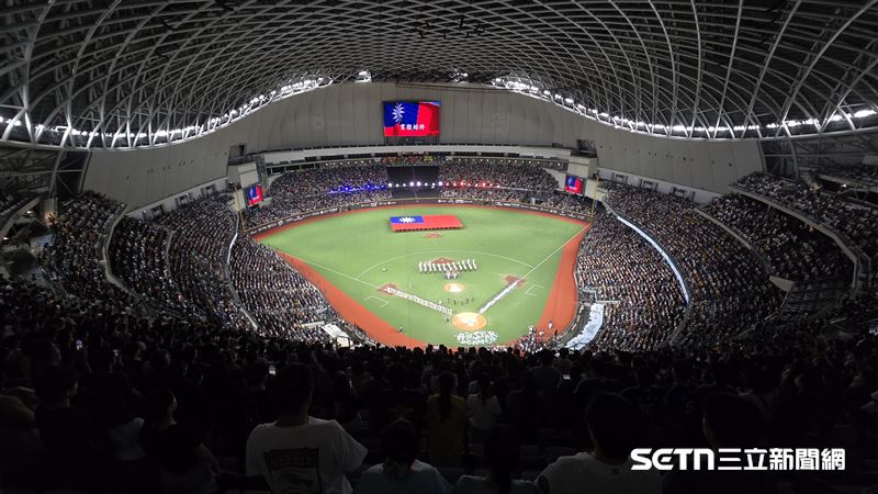 中職37年明星對抗賽,連續2天都湧入滿場球迷。(圖/記者劉彥池攝影)