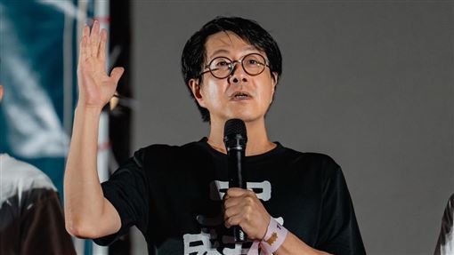 尹立直言，去中聯油脂門口抗議，面對的是具體的企業與地方主管機關，必須對質具體的製程數據、稽查紀錄；而去凱道抗議，只需要高喊「逼我吃毒油」這種情緒性、受害者姿態的口號。（圖／翻攝自尹立臉書）
