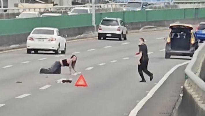 張姓民眾搭計程車行經台74線時,因喝酒醉竟突然跳車在車陣中跳舞。(圖/翻攝自Threads @q7922008)