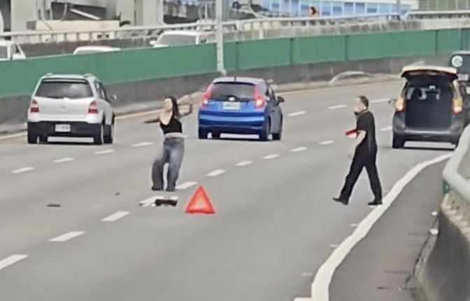 張姓民眾酒後發狂,在台74上跳車熱舞。(圖/翻攝自Threads @q7922008)