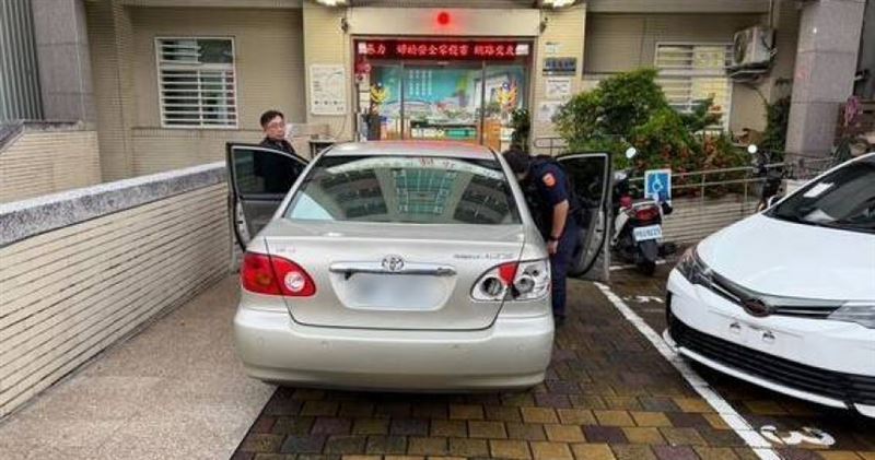 左營路口一秒失控,駕駛怒抄球棒狂砸轎車尾燈。(圖/翻攝畫面)